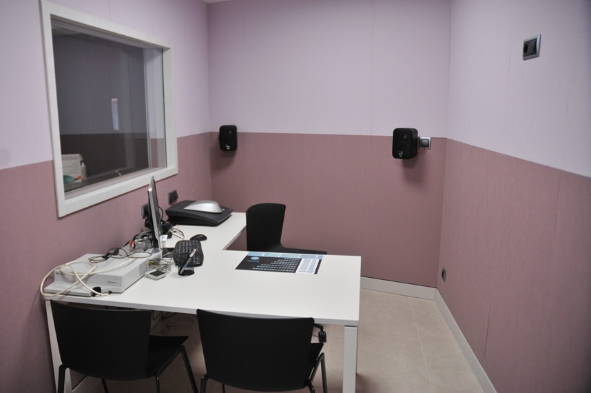 Servicio de Audiología - Sala insonorizada para realizar audiciones Servicio de Audiología - Sala insonorizada para realizar audiciones